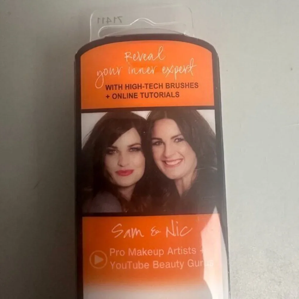 Real Techniques expert face Brush Rose Gold by Sam & Nic Stage makeup high tech